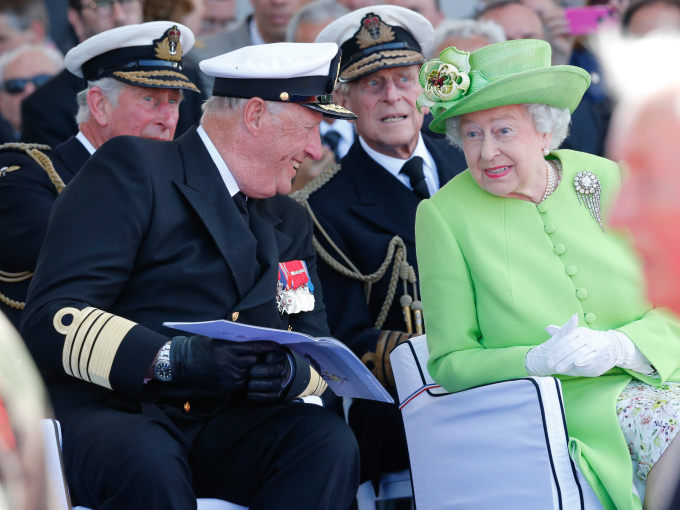 Kong Harald i samtale med Dronning Elizabeth under 70-årsmarkeringen for D-dagen i Ouistreham i 2014. Foto: Terje Bendiksby / NTB 